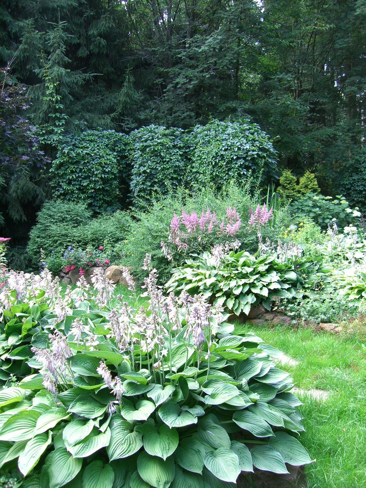 Cette photo montre un jardin avant tendance l'été avec une exposition ensoleillée et des pavés en pierre naturelle.
