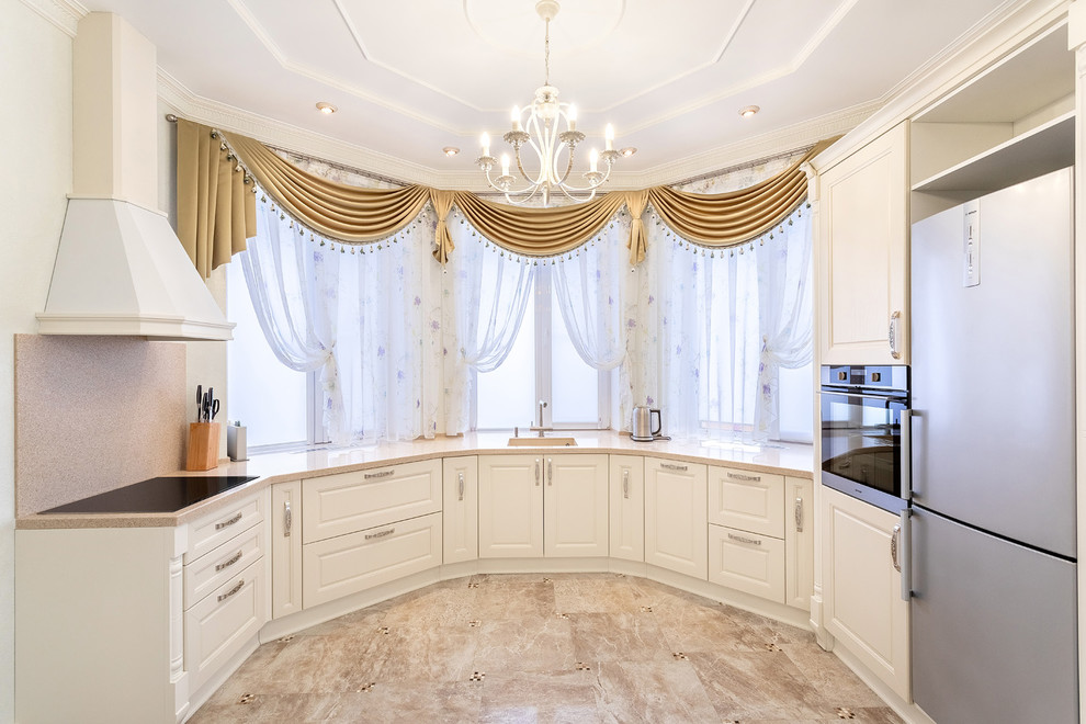 Светлая кухня с эркером