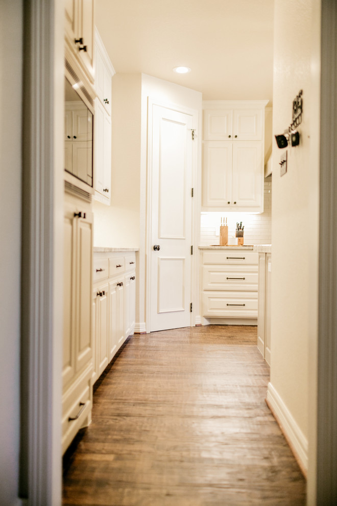 Example of a transitional home design design in Dallas