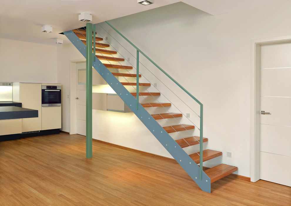 Treppe ohne Kamin and im Loft-Stil With weißer Wandfarbe, braunem Holzboden, freistehendem TV and braunem Boden