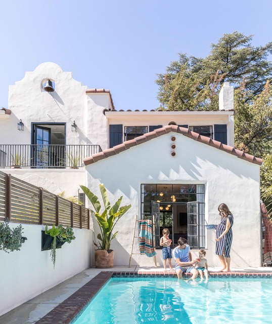 Spanish Revival House mediterraneo-piscina