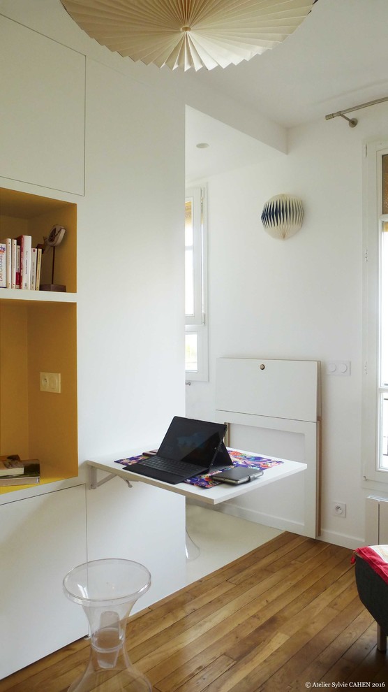 This is an example of an asian home office in Paris.
