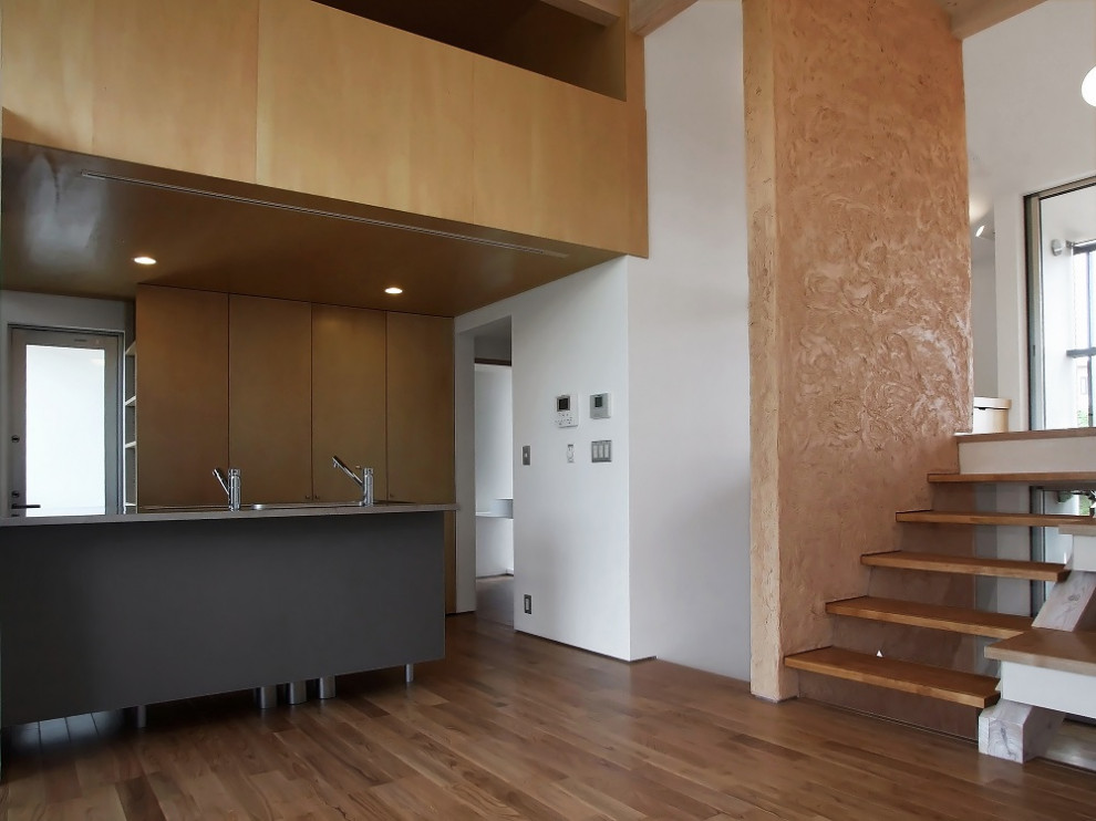Ejemplo de comedor moderno abierto sin chimenea con paredes blancas y suelo de madera en tonos medios