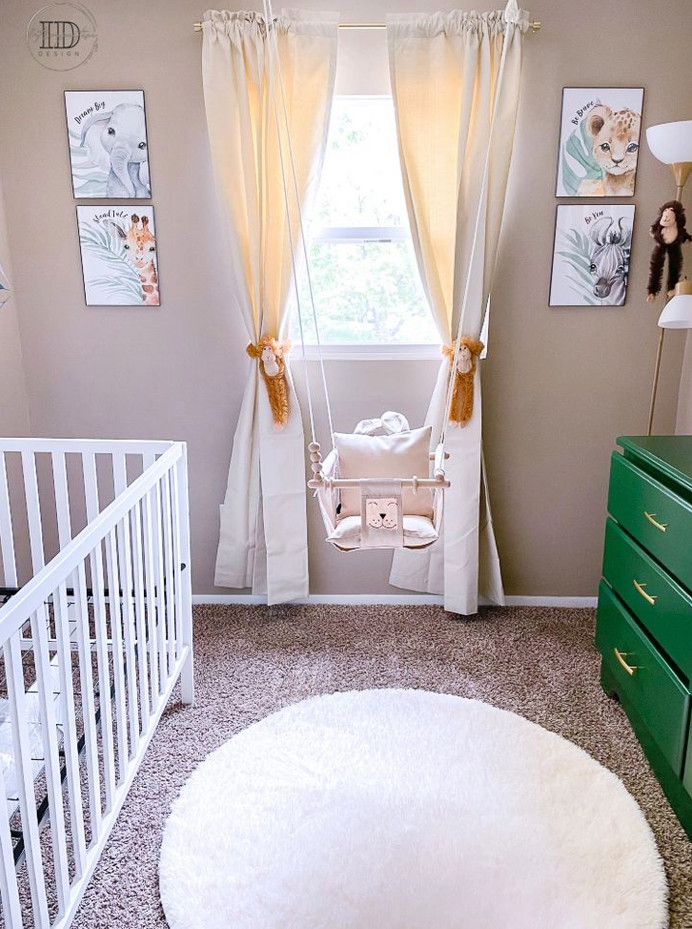 インディアナポリスにある低価格の小さなトロピカルスタイルのおしゃれな赤ちゃん部屋 (ベージュの壁、カーペット敷き、男女兼用、茶色い床) の写真