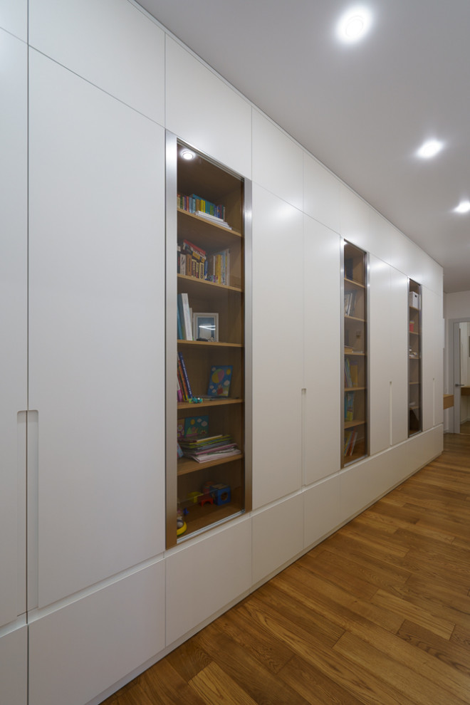 Длинный шкаф для длинного коридора