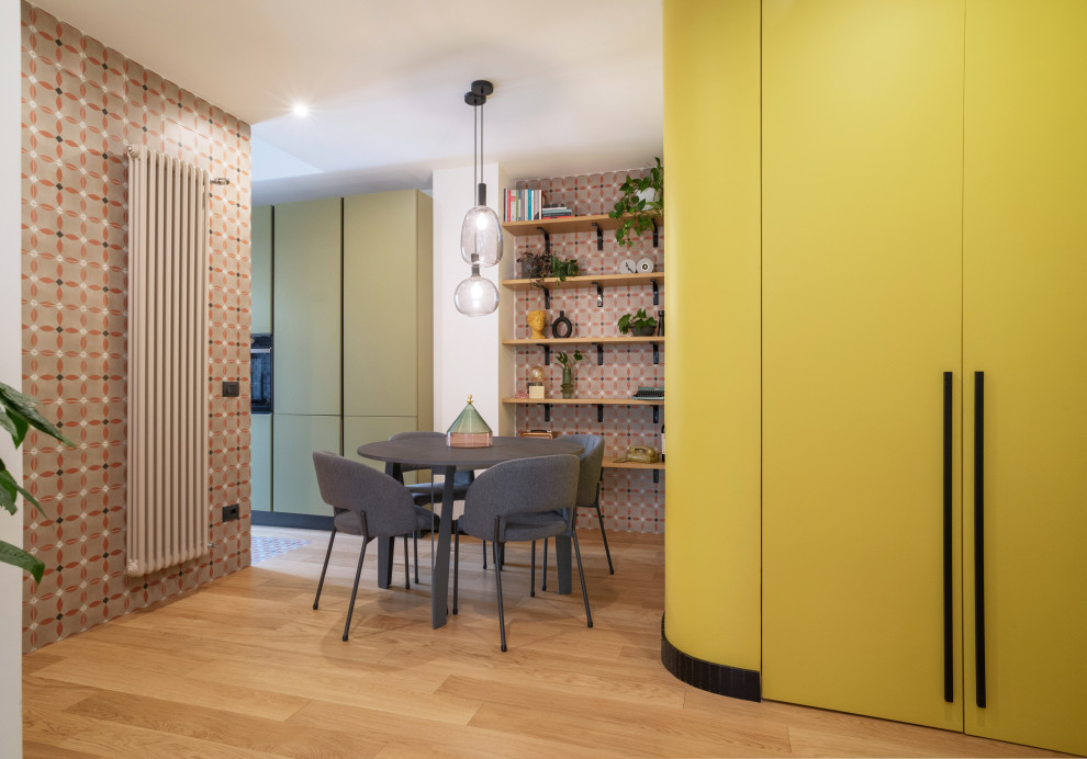 Идея дизайна: маленькая гостиная-столовая в стиле модернизм с разноцветными стенами, светлым паркетным полом, коричневым полом и многоуровневым потолком для на участке и в саду