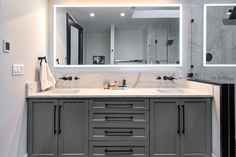 Example of a mid-sized minimalist master black tile and porcelain tile porcelain tile, black floor and double-sink bathroom design in Miami with shaker cabinets, gray cabinets, a one-piece toilet, white walls, a drop-in sink, quartz countertops, a hinged shower door, white countertops and a built-in vanity