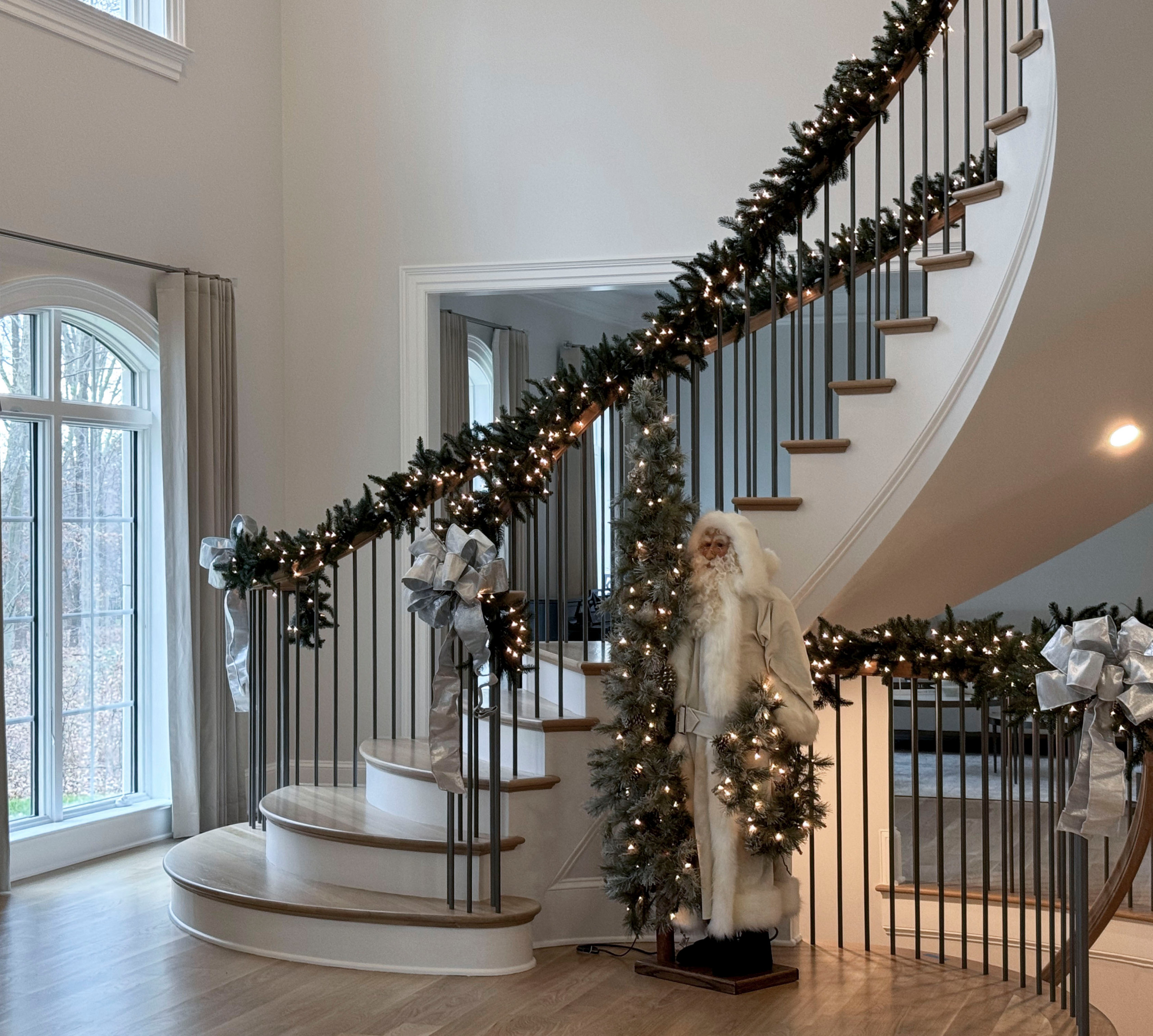 116_Elegant & Eye-catching Curved Staircase, Leesburg VA 20175
