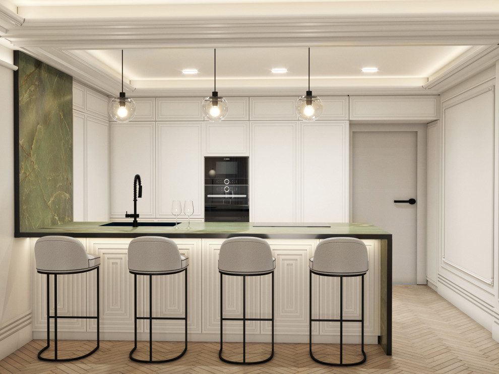 Bild på ett mellanstort vintage grön linjärt grönt kök och matrum, med en undermonterad diskho, luckor med upphöjd panel, vita skåp, grönt stänkskydd, integrerade vitvaror, mellanmörkt trägolv, en halv köksö och brunt golv