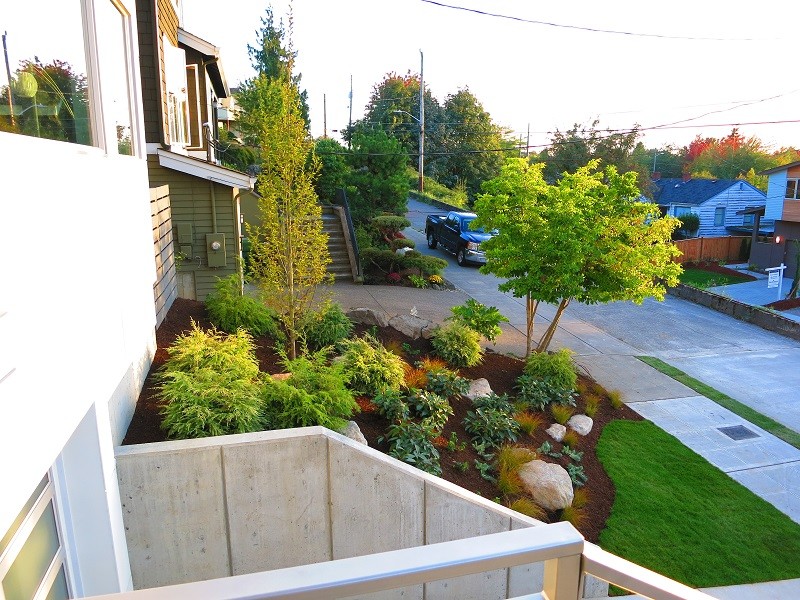 Inspiration for a mid-sized traditional front yard partial sun garden in Seattle with concrete pavers.