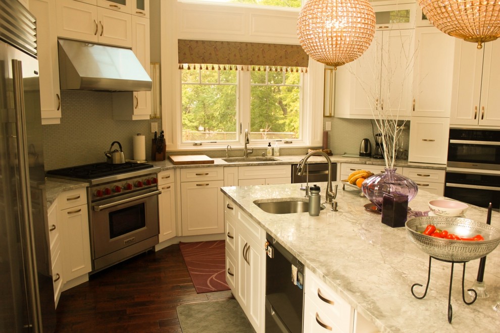 Kitchen - transitional kitchen idea in New York