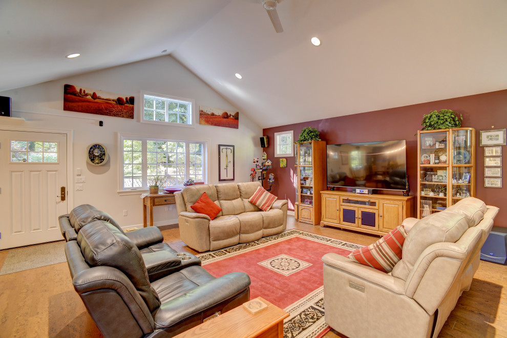 Mittelgroßes, Offenes Klassisches Wohnzimmer ohne Kamin mit gewölbter Decke, roter Wandfarbe, braunem Boden, Korkboden und freistehendem TV in Seattle