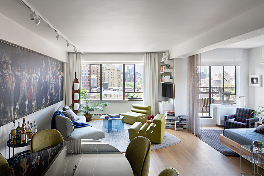 Ispirazione per un piccolo soggiorno moderno stile loft con pareti bianche, parquet chiaro, TV a parete e pavimento marrone