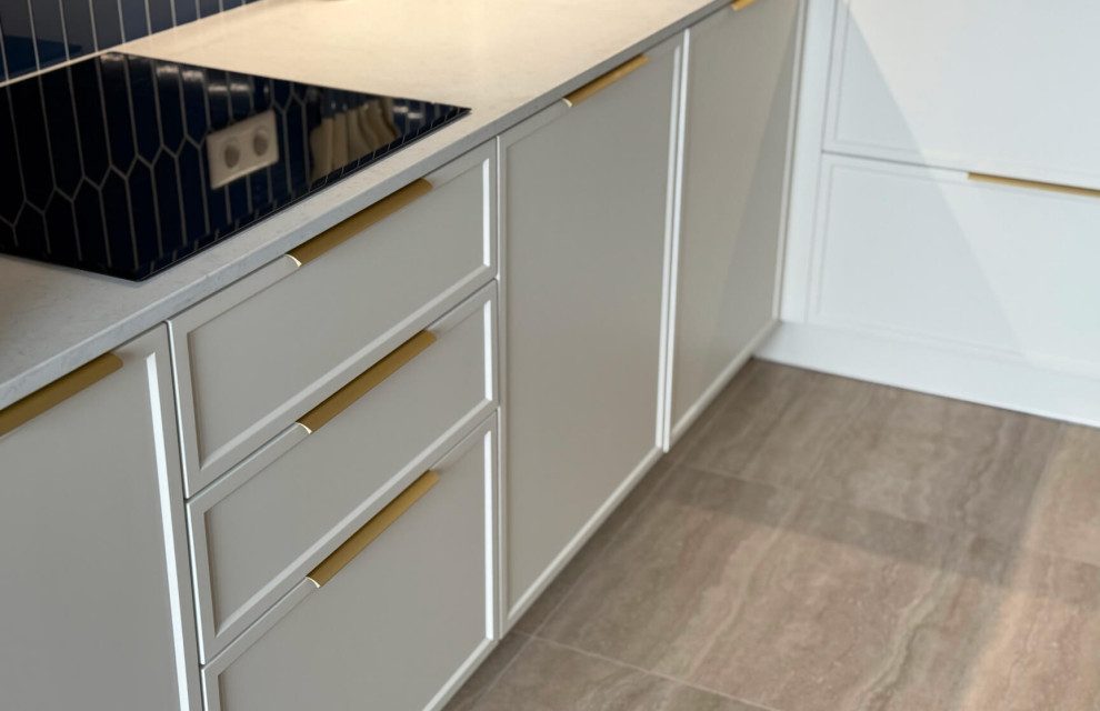 Кухня Петра в кремово-белом цвете с древесными элементами