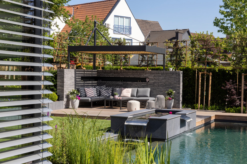 Свежая идея для дизайна: сад с прудом в современном стиле - отличное фото интерьера