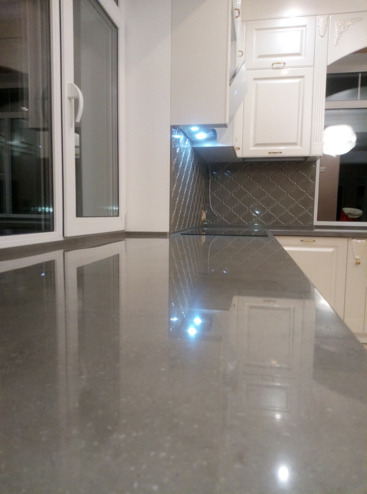 Кухня и гостиная с витринами