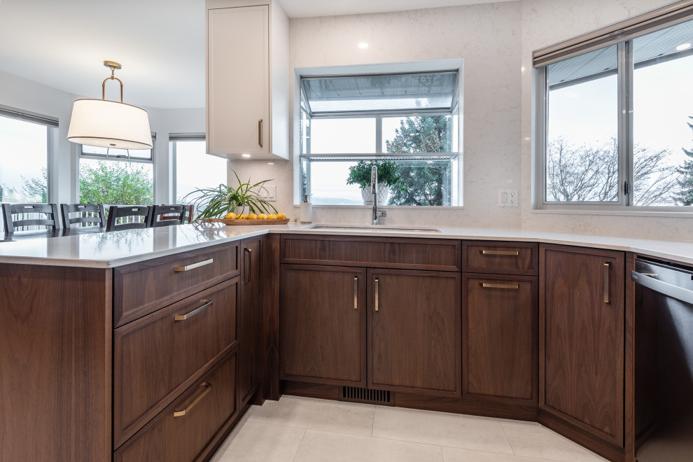 Kitchen - transitional kitchen idea in Vancouver