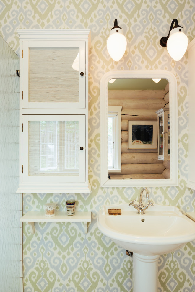 Foto di una stanza da bagno con doccia stile rurale di medie dimensioni con ante bianche, un lavabo e mobile bagno incassato