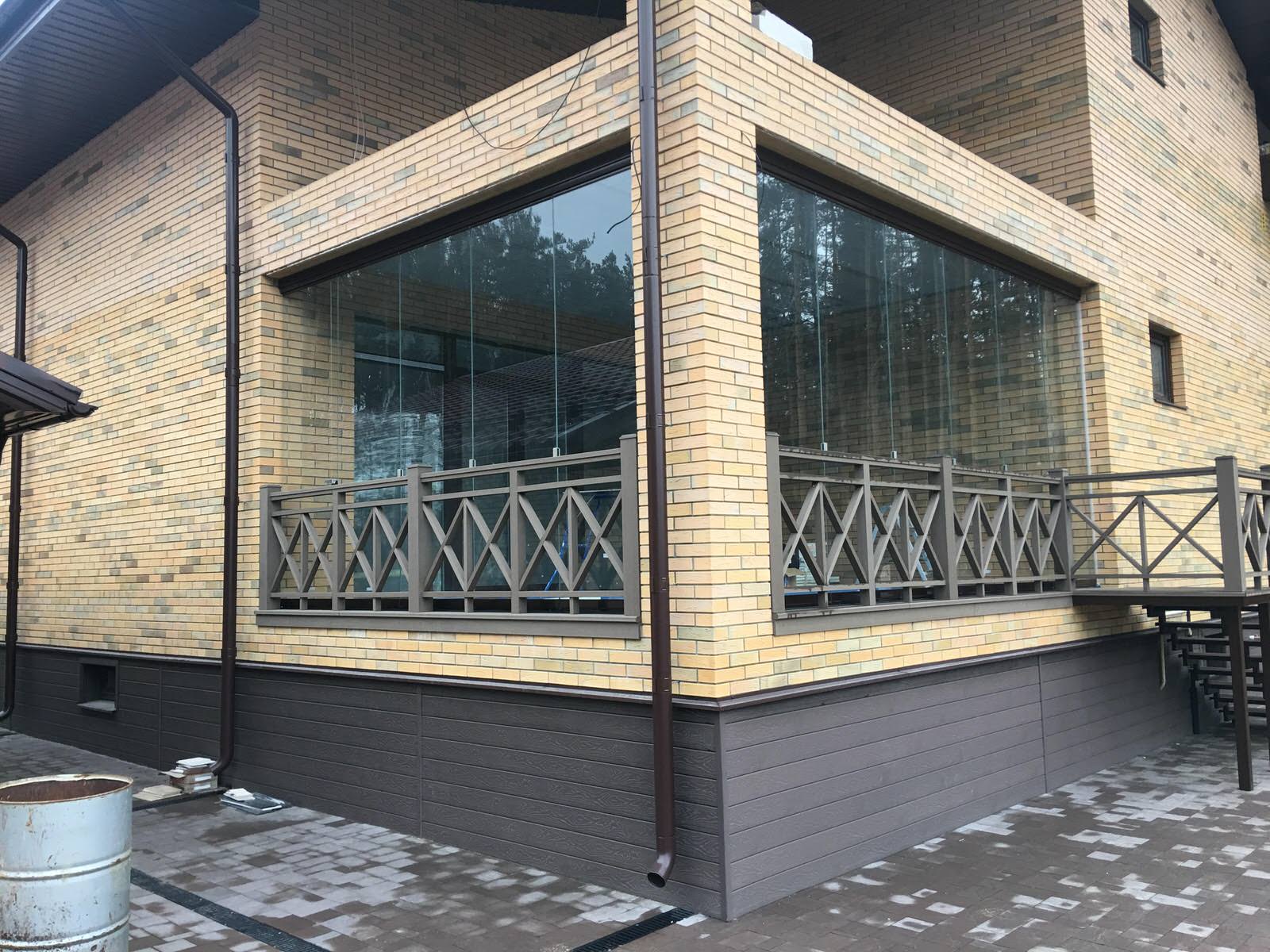 Застеклённая веранда с раздвижными створками