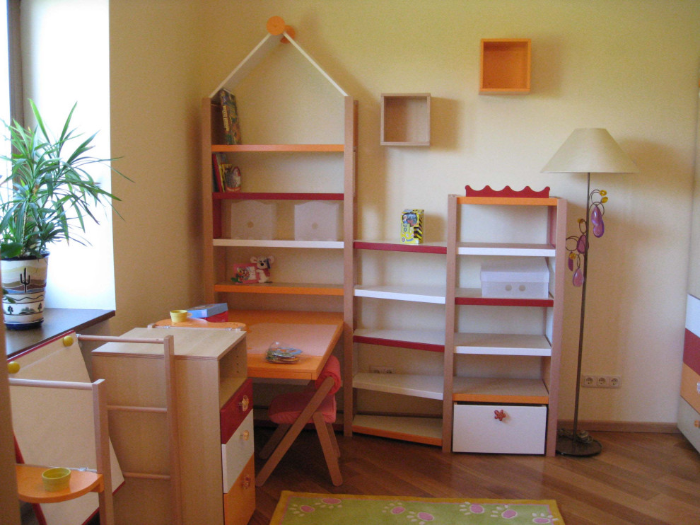 Ispirazione per una grande cameretta per bambini da 4 a 10 anni chic con pareti beige, pavimento in legno massello medio, pavimento beige e soffitto ribassato