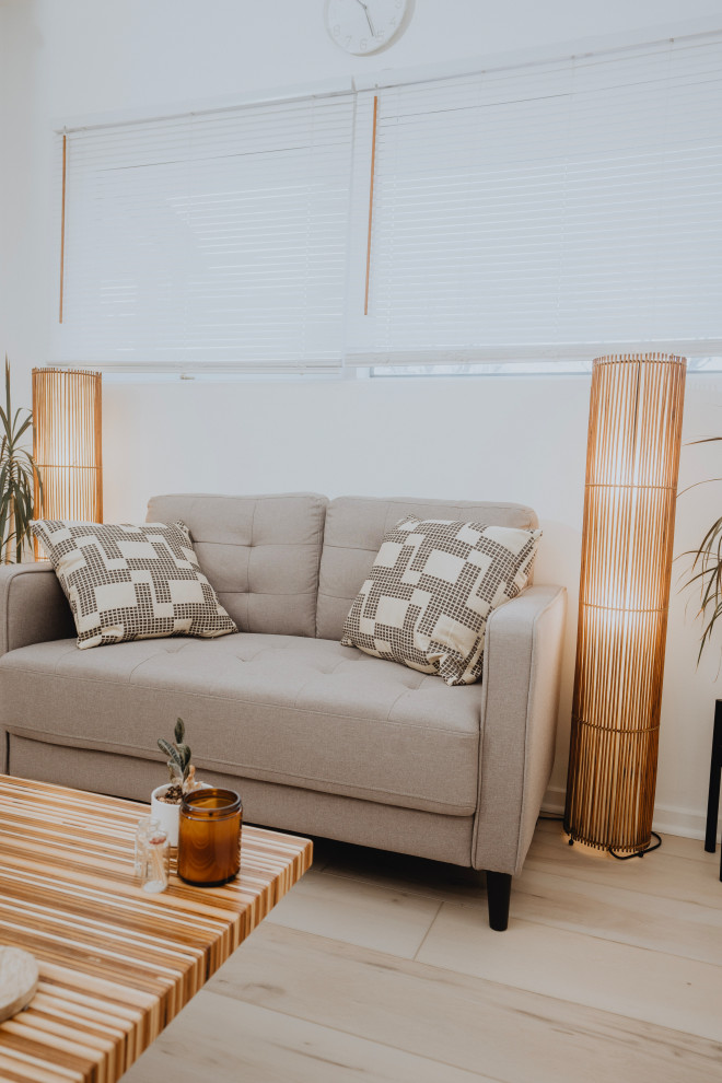 Foto di un soggiorno minimalista di medie dimensioni e stile loft con pareti bianche, pavimento in vinile, pavimento beige e travi a vista