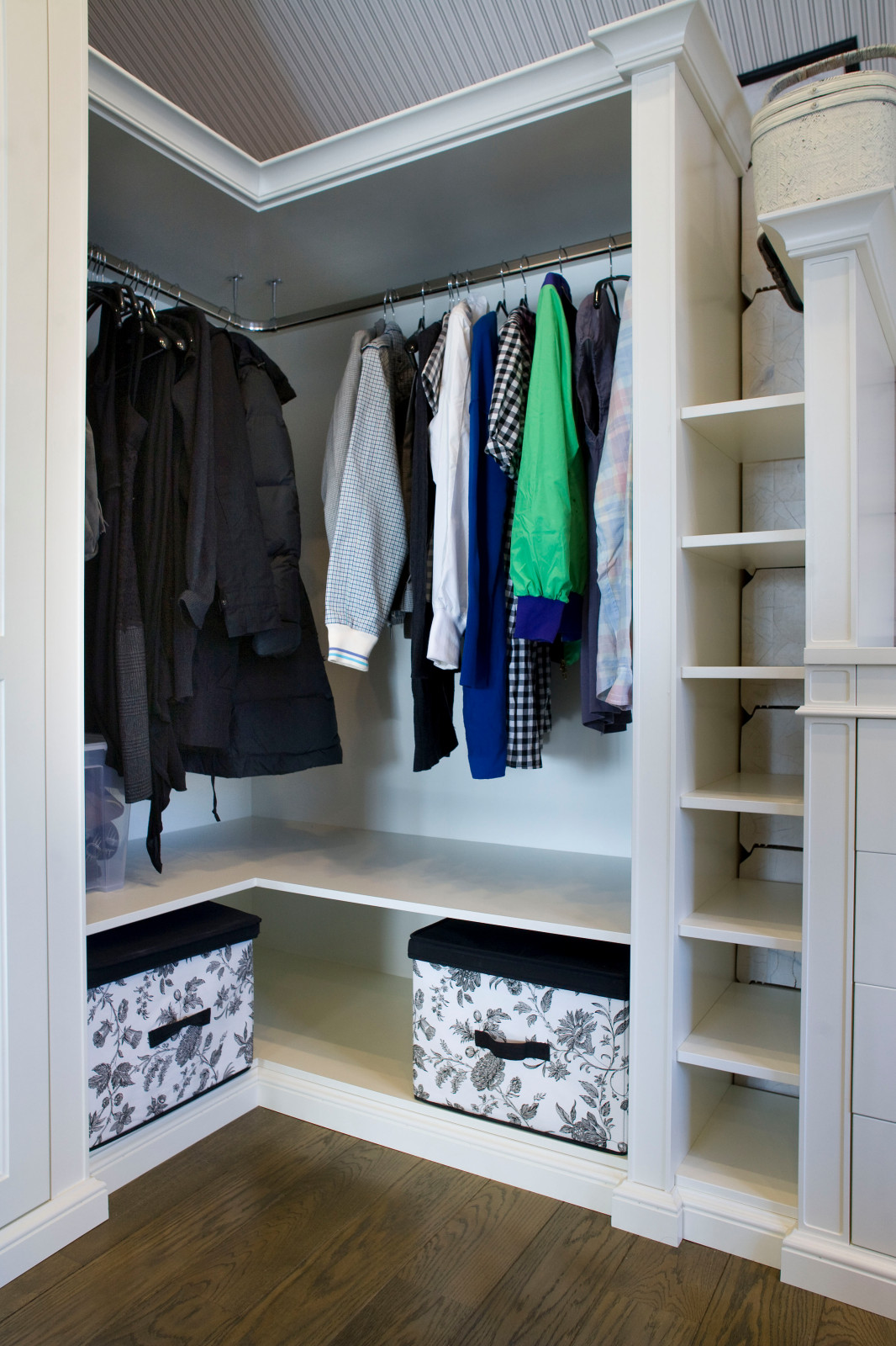 Гардеробная в деревянном доме