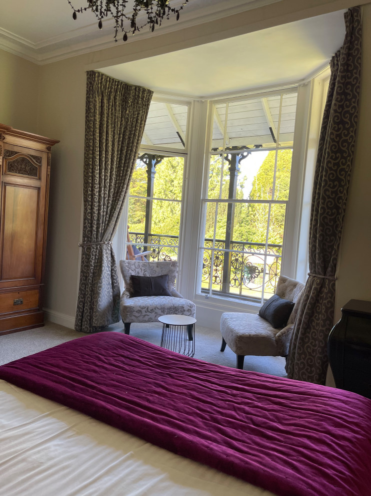 Идея дизайна: гостевая спальня среднего размера, (комната для гостей) в классическом стиле с ковровым покрытием, бежевым полом, потолком с обоями и обоями на стенах