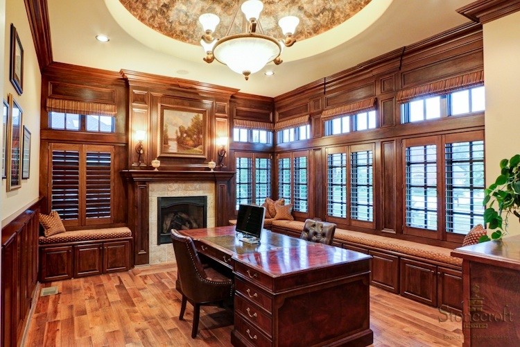 Photo of a traditional home office in Louisville.