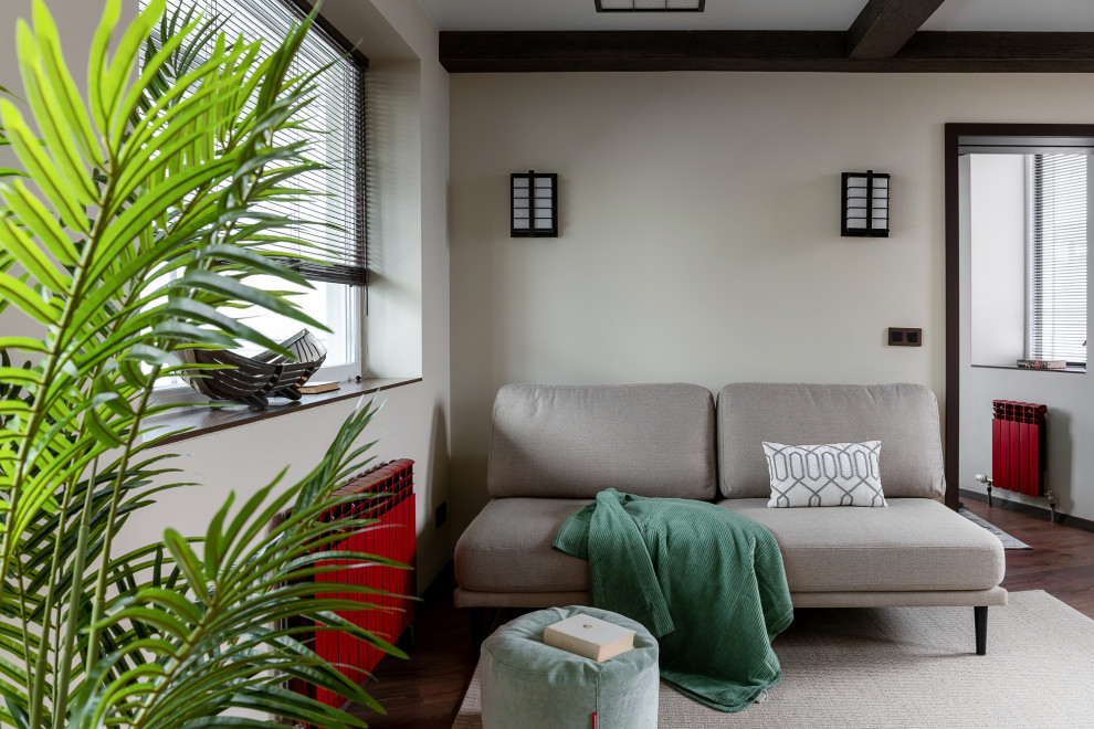 Inredning av ett asiatiskt mellanstort vardagsrum, med ett finrum, beige väggar, vinylgolv, en väggmonterad TV och brunt golv