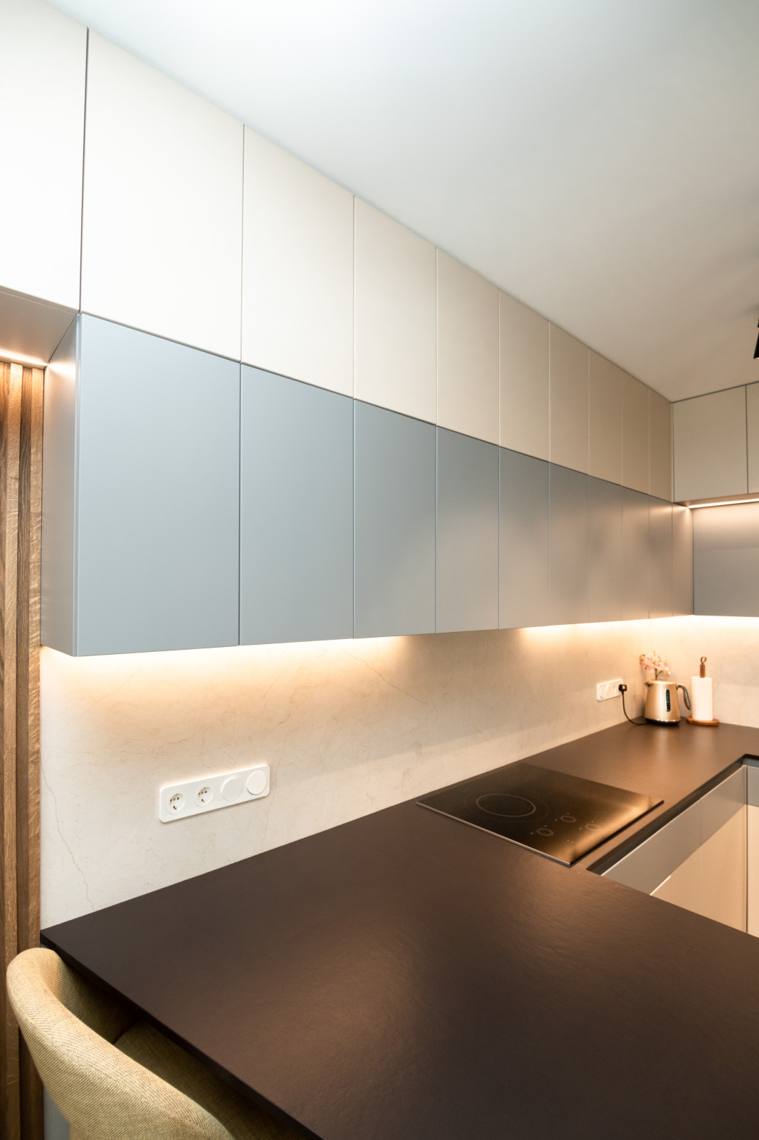 Современная кухня-гостиная с необычной барной стойкой и ТВ-зоной