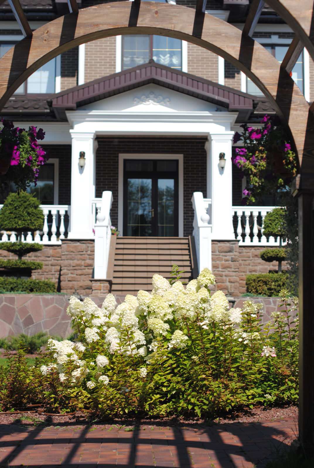 Дизайн участка с уклоном более 7 м.