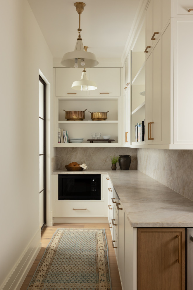Kitchen - transitional kitchen idea in Orlando