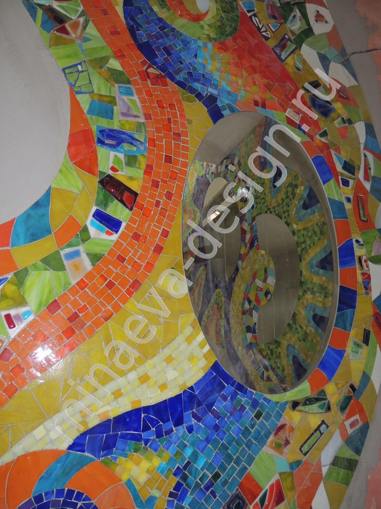 Ручная мозаика в стиле Гауди (25 кв.м), лестничный пролет