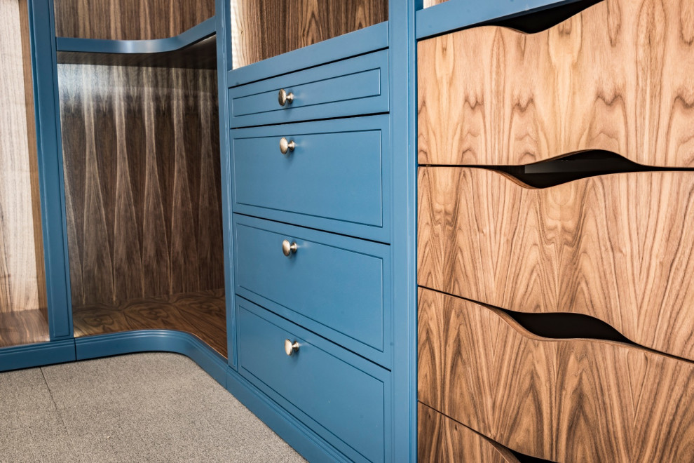 Foto di una cabina armadio unisex minimal di medie dimensioni con ante in stile shaker e ante in legno bruno