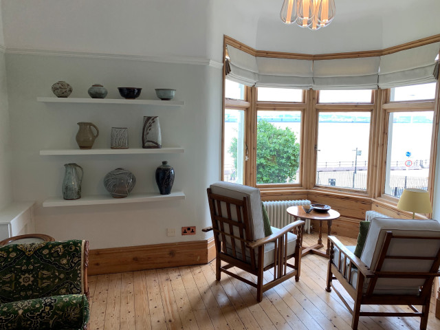 White Floating Shelves amerikansk-craftsman-vardagsrum