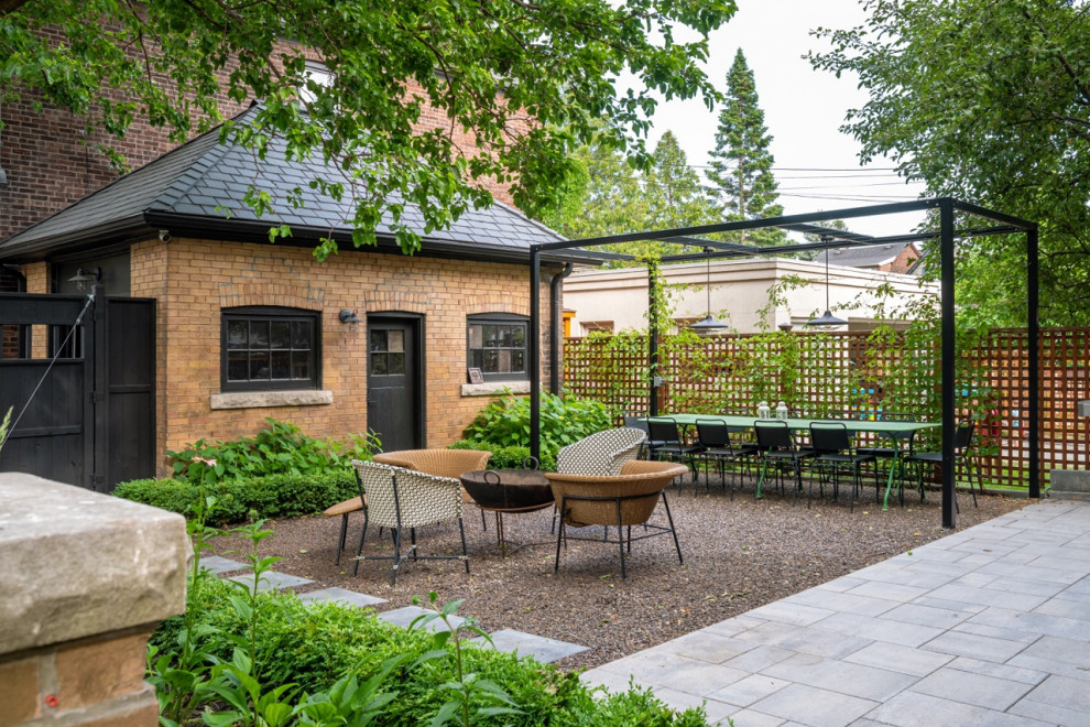 Idee per un giardino chic esposto a mezz'ombra di medie dimensioni e dietro casa in estate con pavimentazioni in pietra naturale e recinzione in metallo