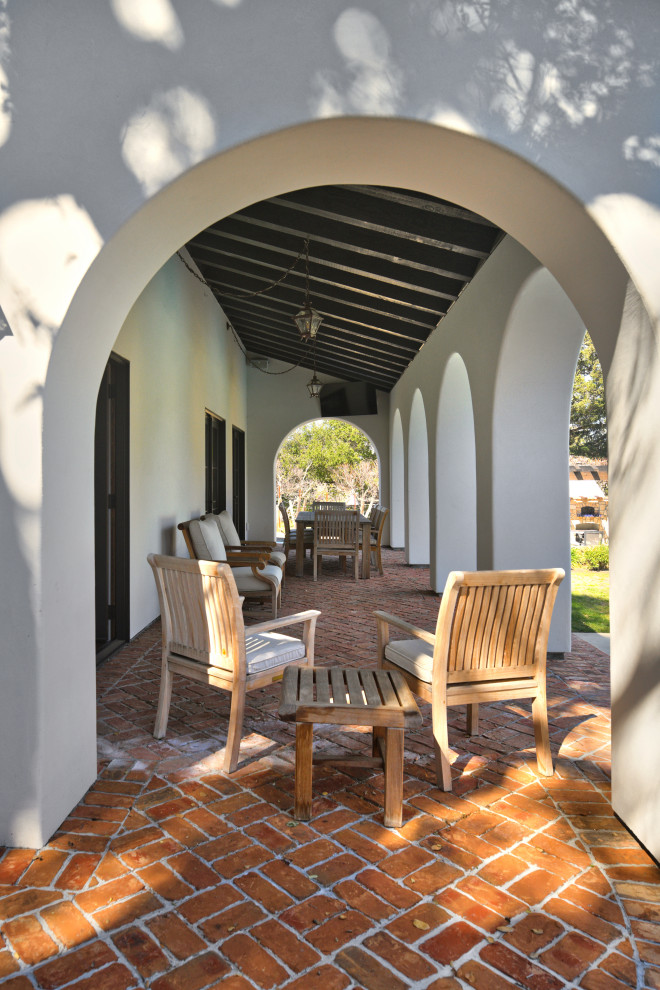 Стильный дизайн: двор среднего размера на заднем дворе в средиземноморском стиле с мощением клинкерной брусчаткой и навесом - последний тренд