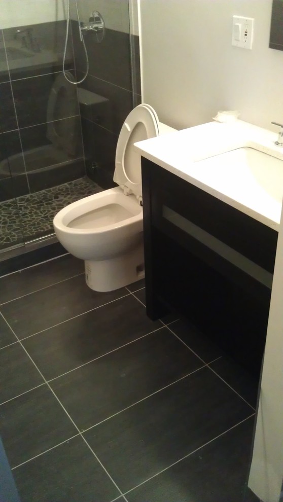 Example of a transitional bathroom design in Chicago