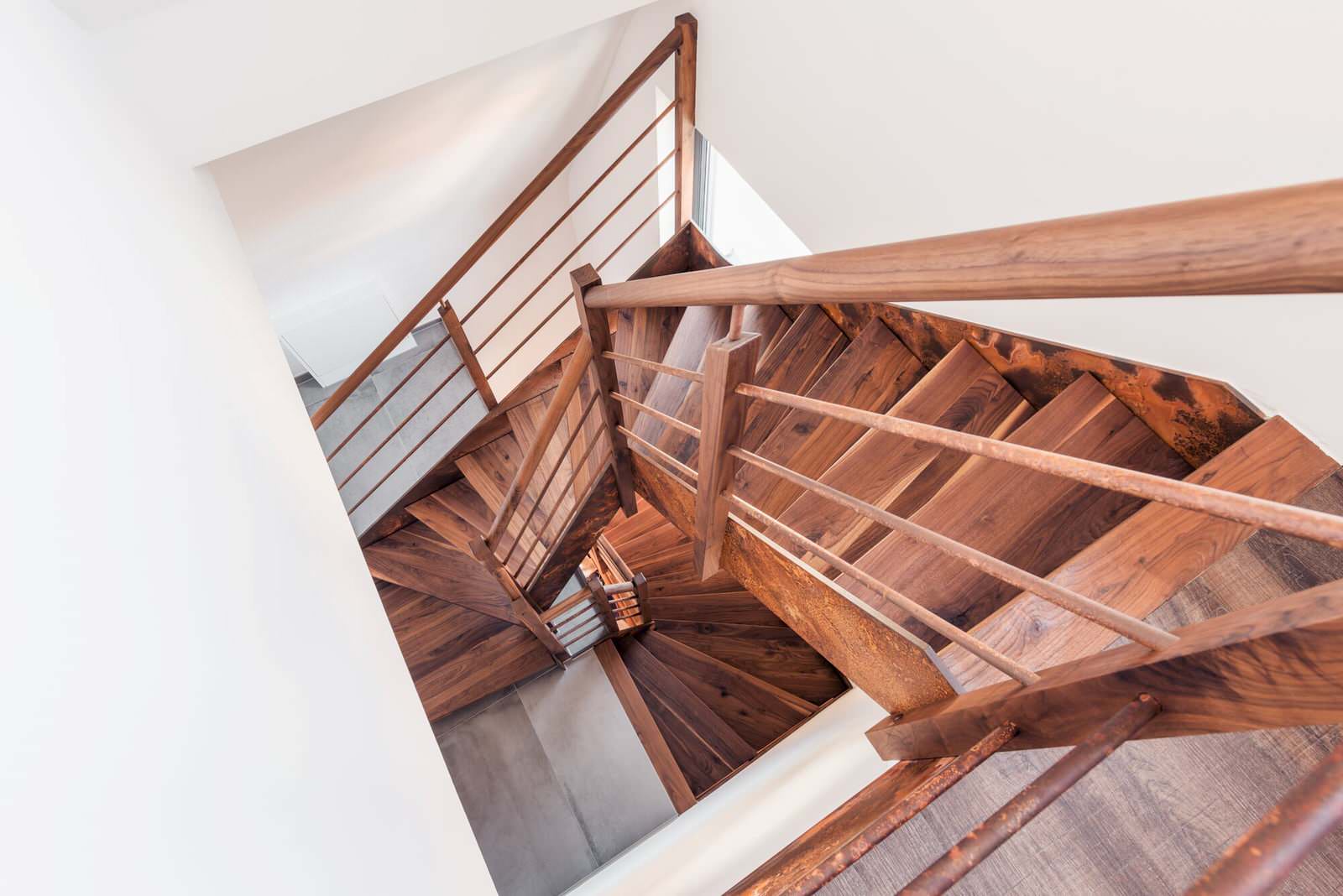 Дверь и лестница в стиле лофт