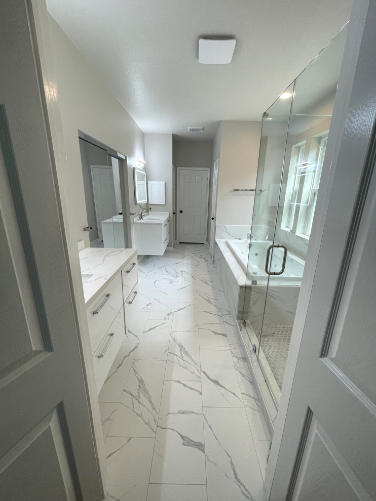 Inredning av ett stort vit vitt en-suite badrum, med släta luckor, ett platsbyggt badkar, en hörndusch, porslinskakel, klinkergolv i porslin, bänkskiva i kvarts och vitt golv