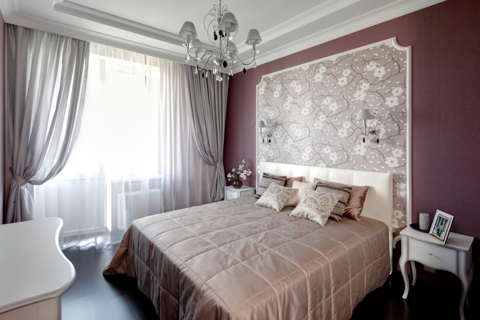 На фото: хозяйская спальня среднего размера, в белых тонах с отделкой деревом в стиле неоклассика (современная классика) с фиолетовыми стенами, темным паркетным полом, черным полом, многоуровневым потолком, обоями на стенах и акцентной стеной с