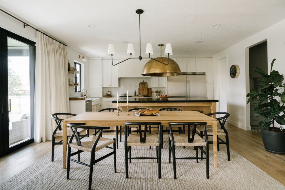Источник вдохновения для домашнего уюта: большая кухня-столовая в стиле неоклассика (современная классика) с светлым паркетным полом