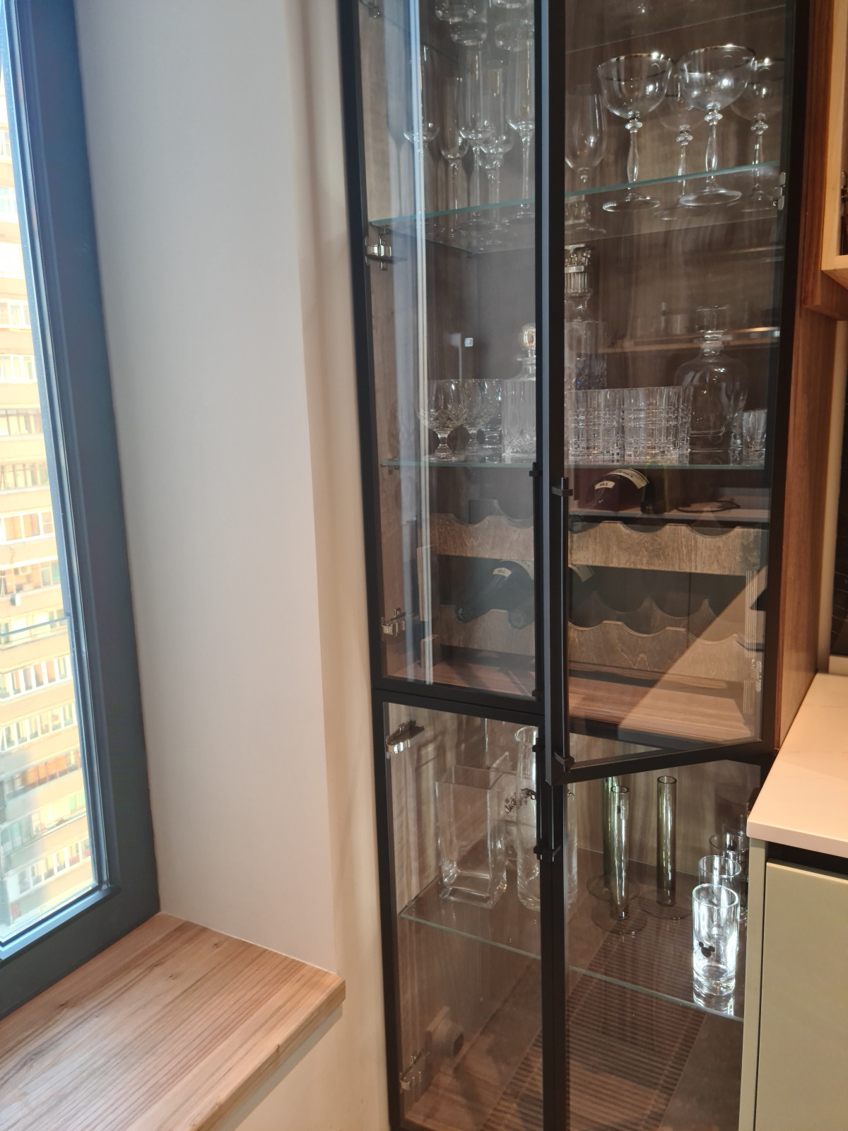 Шкаф со стеклянными створками