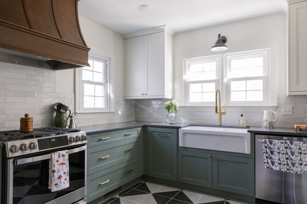 Immagine di una cucina chic con lavello stile country, ante con riquadro incassato, ante verdi, paraspruzzi bianco, elettrodomestici in acciaio inossidabile, pavimento multicolore e top grigio