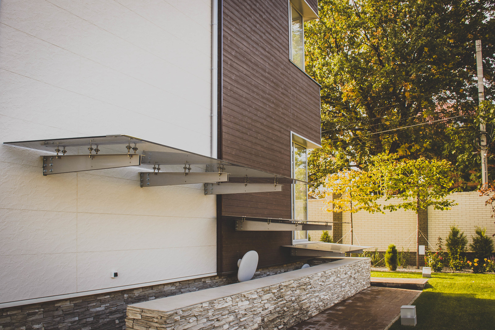 Дом в современном стиле с консольной лестницей