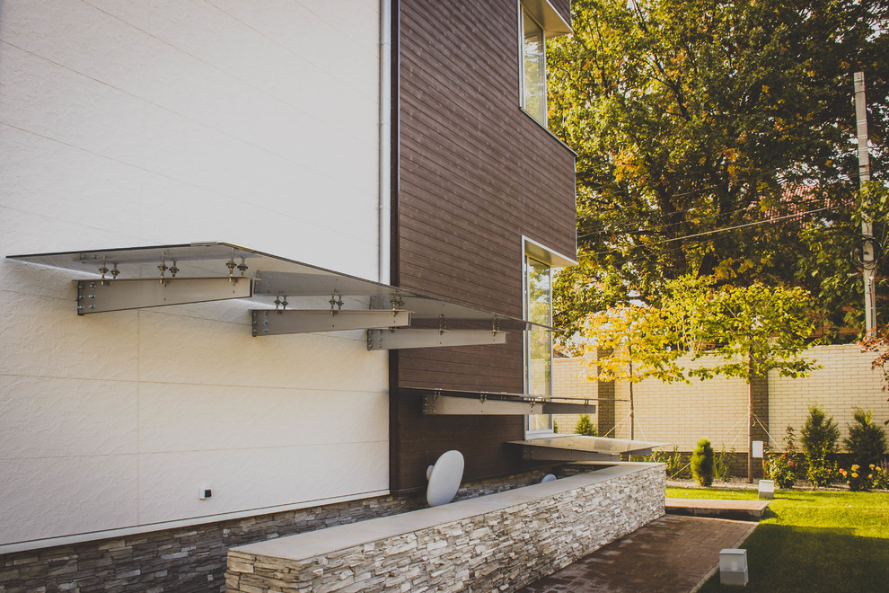 Дом в современном стиле с консольной лестницей