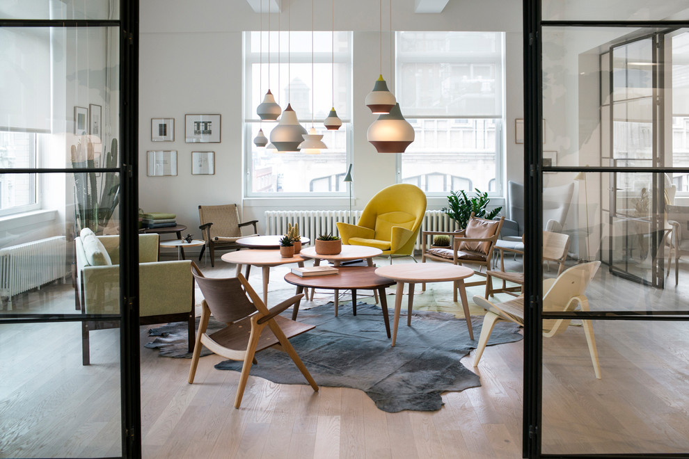 東京23区にある北欧スタイルのおしゃれなリビング (白い壁、ベージュの床、淡色無垢フローリング) の写真