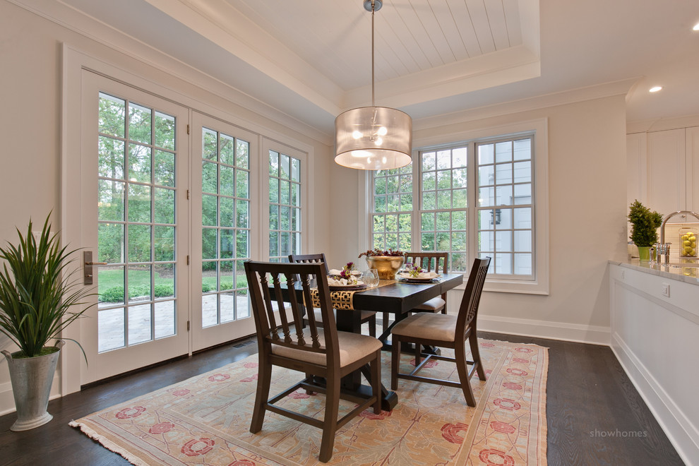 Example of a transitional home design design in Chicago
