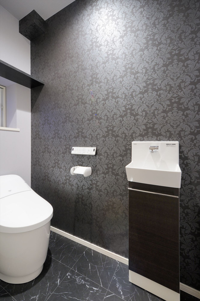 他の地域にあるトラディショナルスタイルのおしゃれなトイレ・洗面所の写真