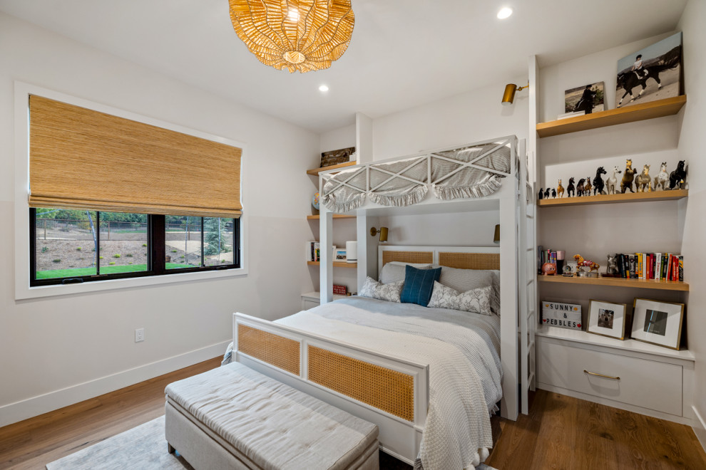Imagen de dormitorio de estilo de casa de campo extra grande con suelo de madera clara, suelo beige y paredes blancas
